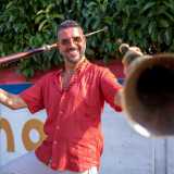 Non ci sono tasti come altri strumenti a fiato, ma un solo lungo tubo molto stretto che si allarga pian piano sino a terminare in una ampia campana
